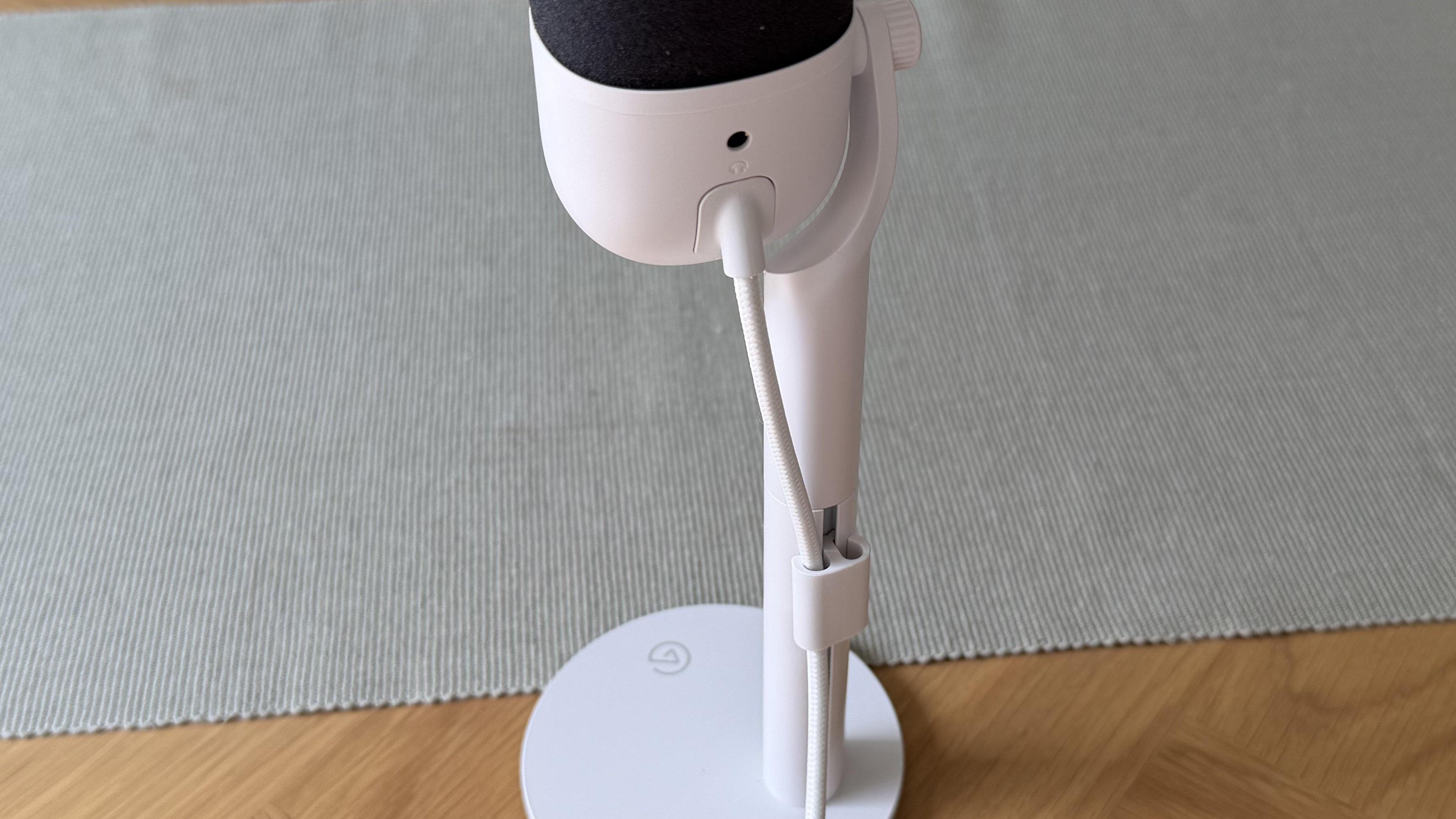 The cable management of the Elgato Wave Neo's stand