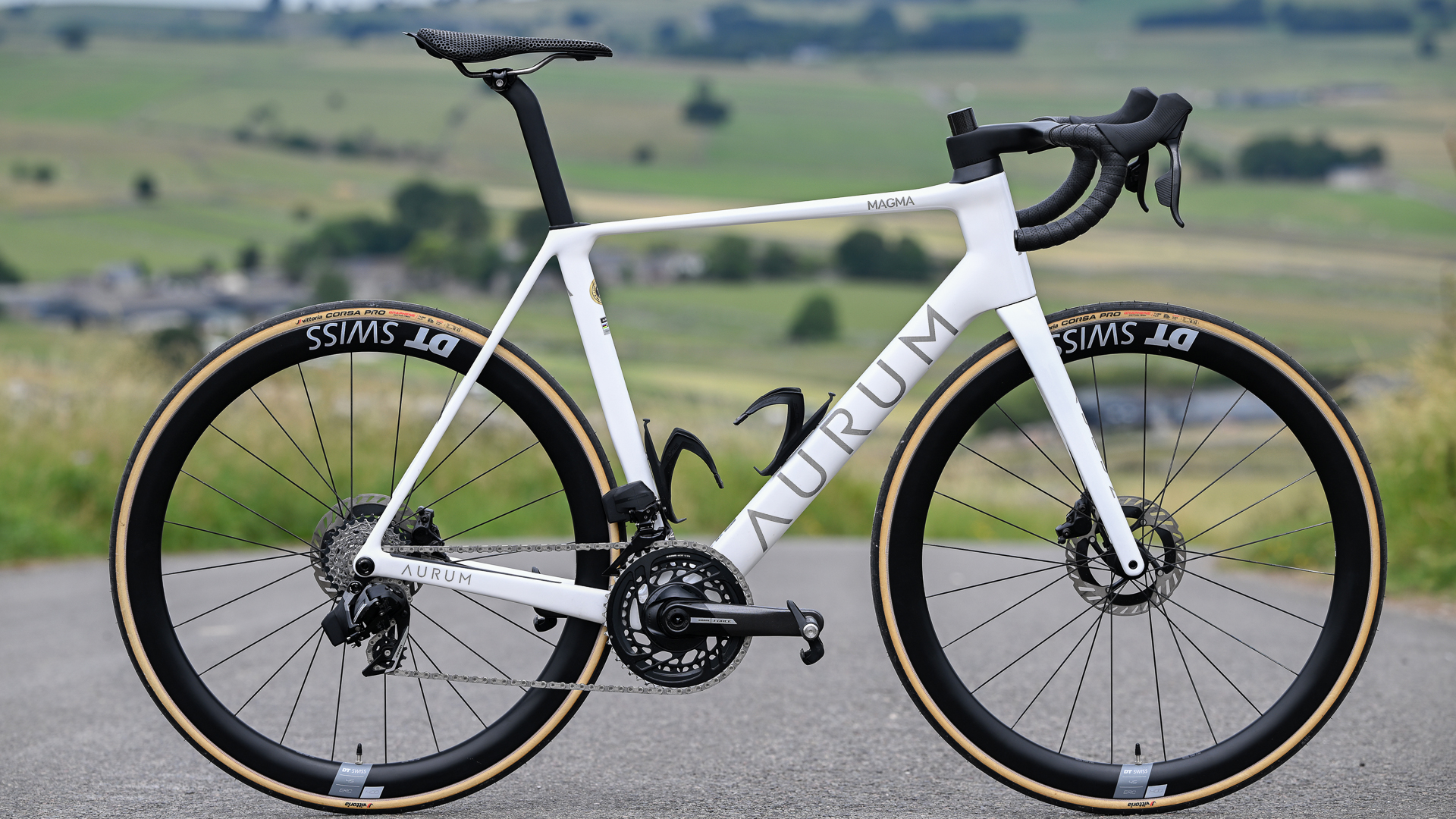 Aurum Magma bike in white side on