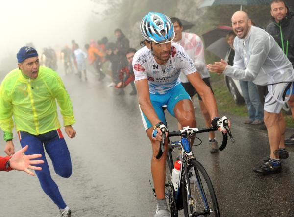 Ezequiel Mosquera (Xacobeo-Galicia) goes on the attack.