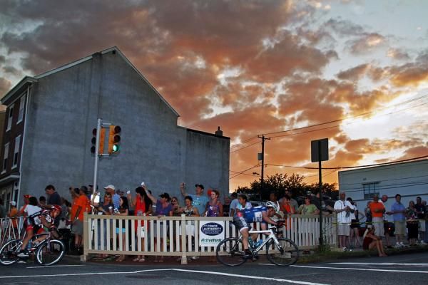 As twilight falls the men take the first lap under a midsummer sky with Clayton Burrows (Stan&rsquo;s NoTubes/AXA Equitable) wearing the blue jersey for the most laps lead in the series