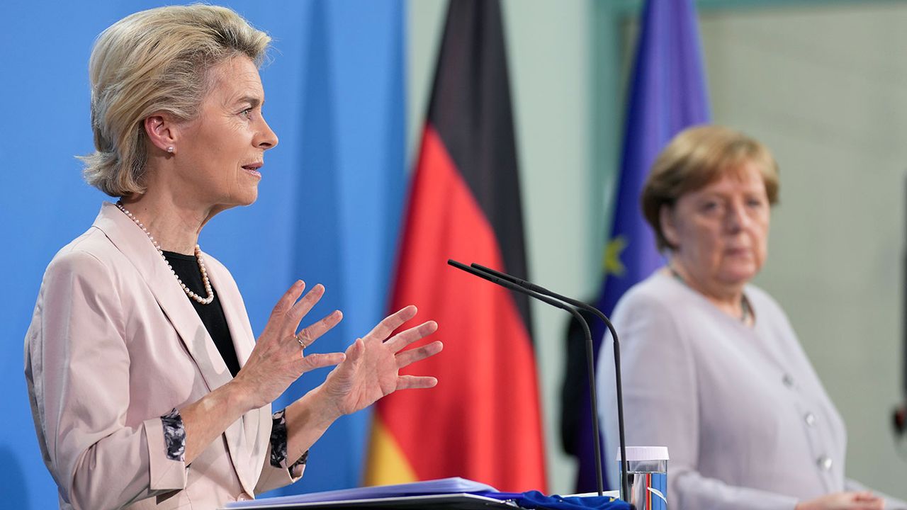 Ursula von der Leyen and Angela Merkel