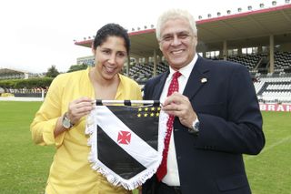Vasco da Gama president Roberto Dinamite with Steffi Jones, president of the organising committee for the 2011 Women's World Cup, in March 2011.