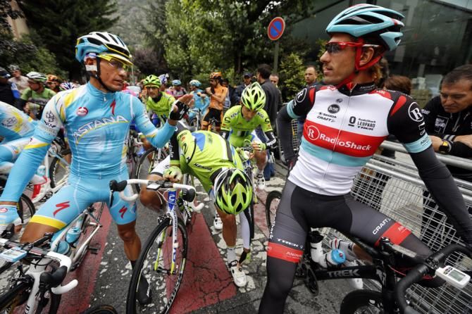 Paolo Tiralongo&nbsp;(Astana) and Fabian Cancellara (RadioShack Leopard) chat on the start line