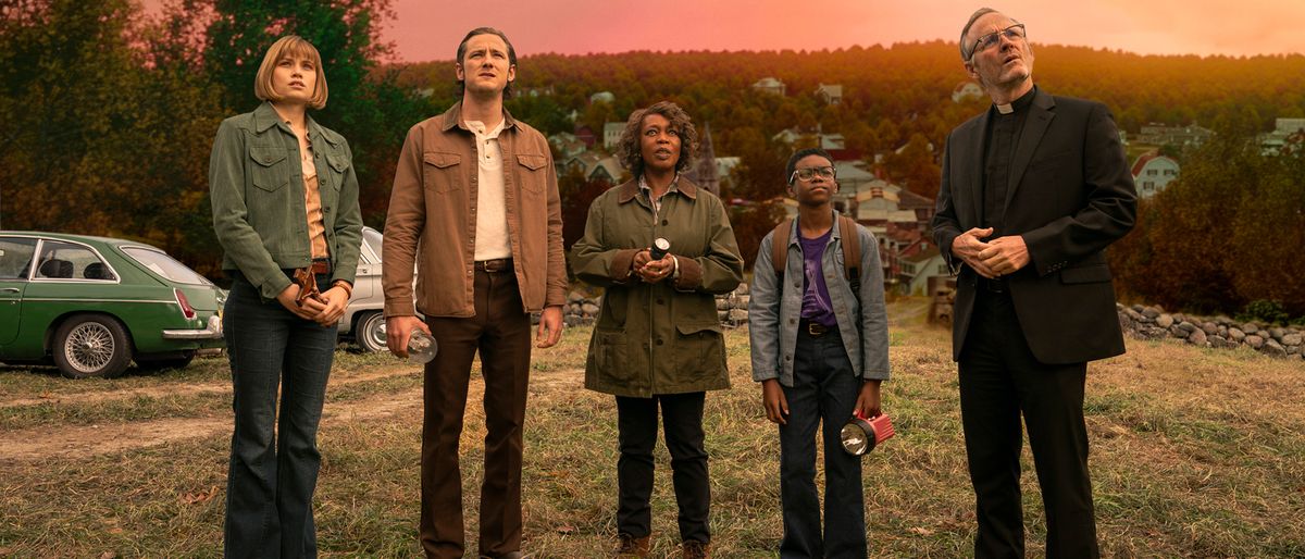 Alfre Woodard as Dr. Cody, John Benjamin Hickey as Father Callahan, Makenzie Leigh as Susan Norton, Lewis Pullman as Ben Mears and Jordan Preston Carter as Mark Petrie in Salem&#039;s Lot