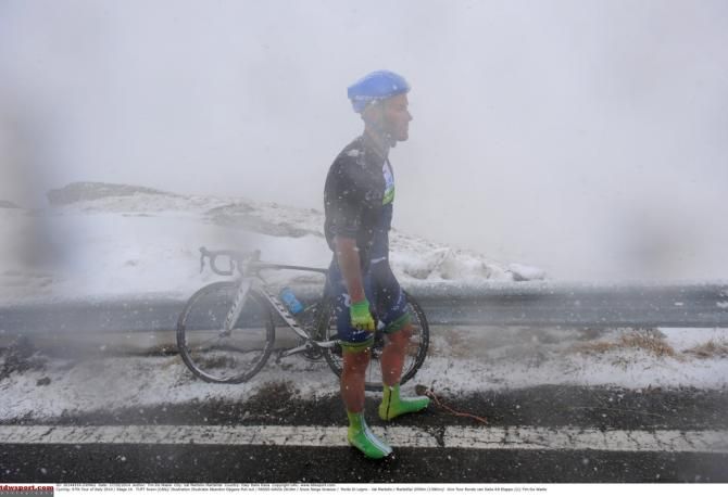 Svein Tuft (Orica-GreenEdge) waiting for assistance