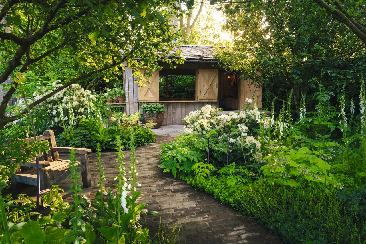 Tom Stuart-Smith collaborated with his son, Ben, and Fenton Scott-Fielder on this ‘über-hut’ at the Chelsea Flower Show.