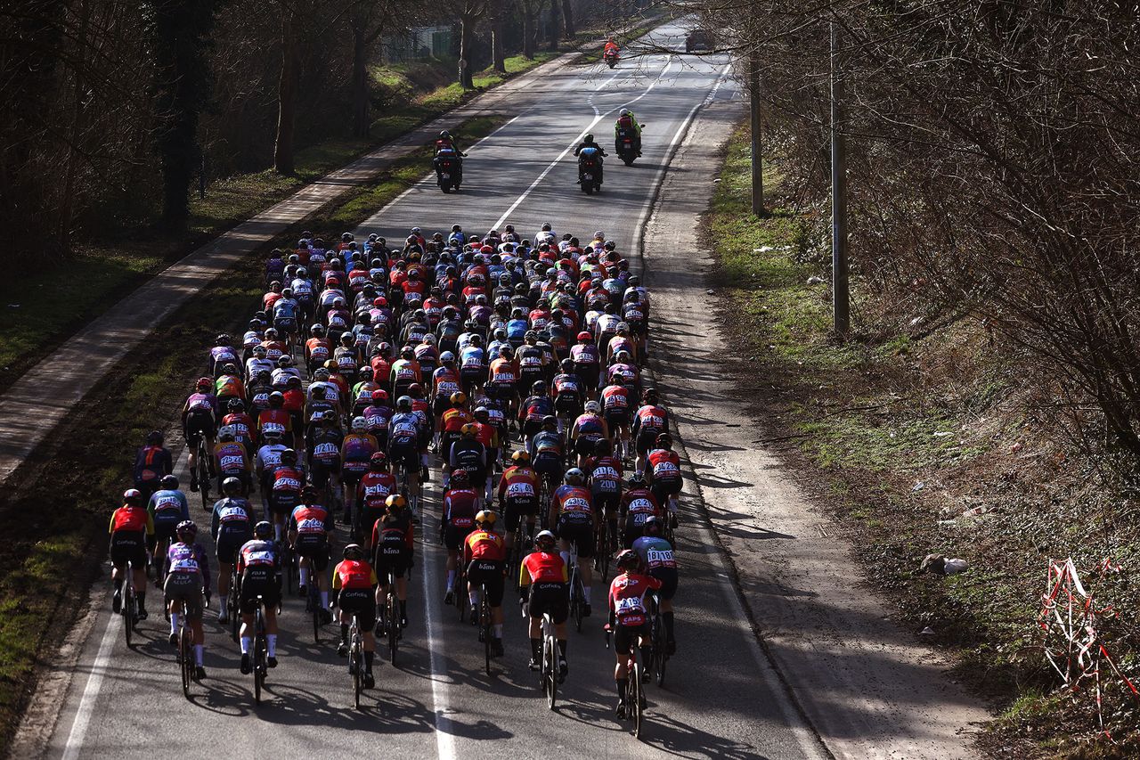 A general view of the peloton at Le Samyn des Dames 2025