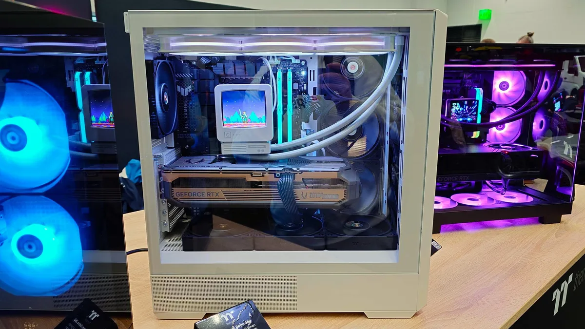 Дизайн передней панели Thermaltake Retro 360 Фронтальная панель корпуса Thermaltake Retro 360 с имитацией дисководов