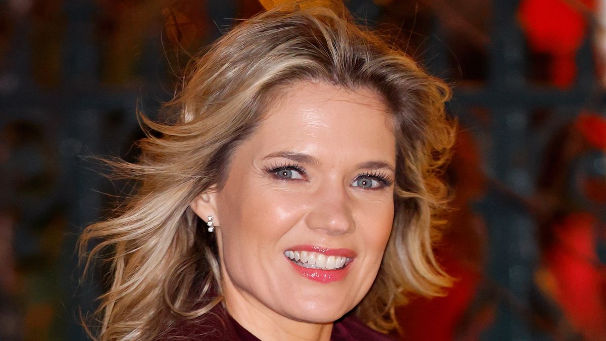 豹紋印花可以隨心所欲，Charlotte Hawkins 的帶有一絲圖案的毛衣證明了這一點