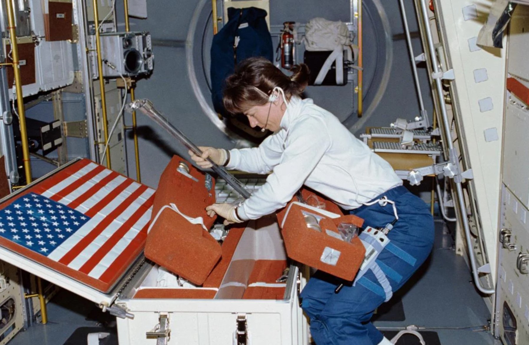 La exastronauta Bonnie Dunbar durante una misión en 1992 en el transbordador espacial Columbia.