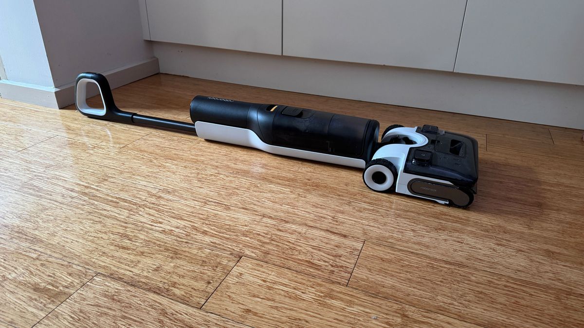Roborock F25 Ace lying flat