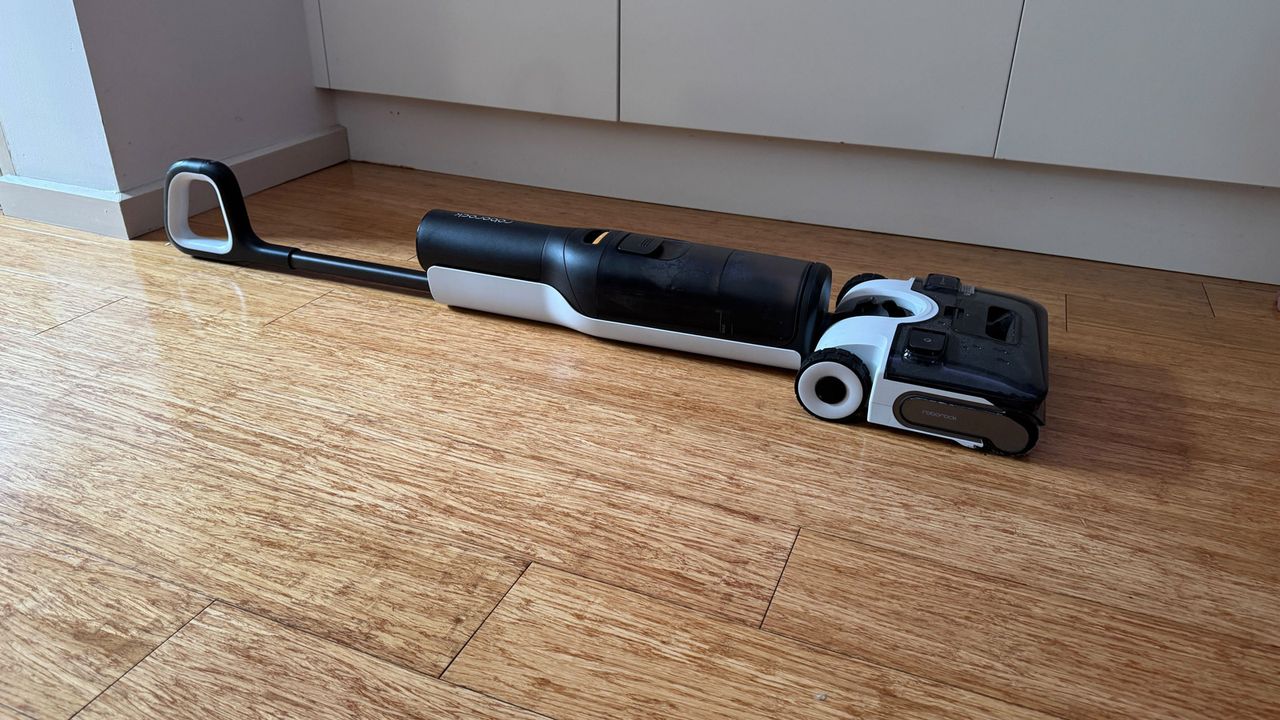 Roborock F25 Ace lying flat