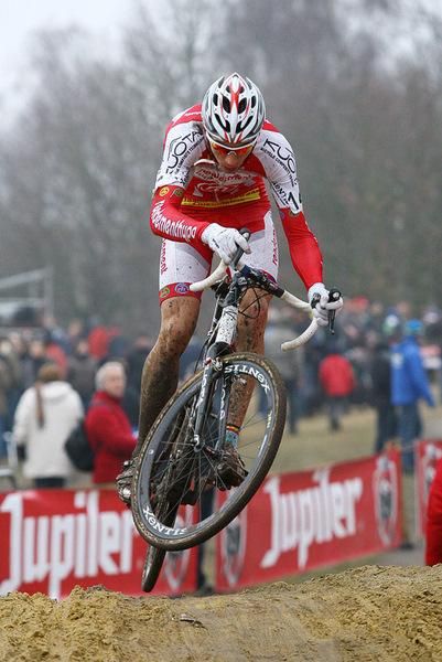 Jan Denuwelaere works hard on the climb.