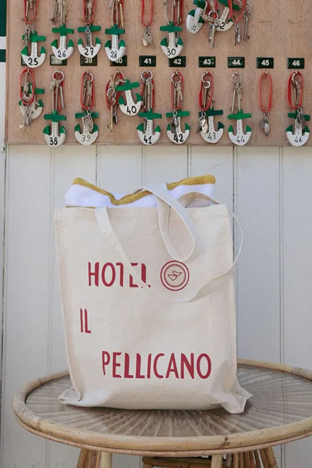 il pellicano hotel tote bag