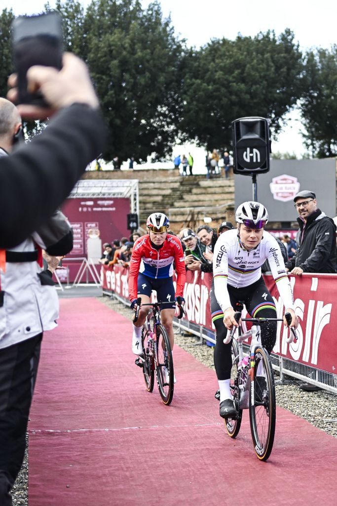 The peloton at the start of the 2024 womens Strade Bianche