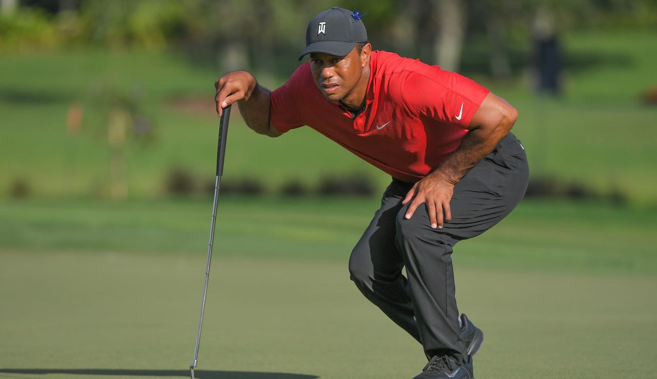 Tiger lines up putt