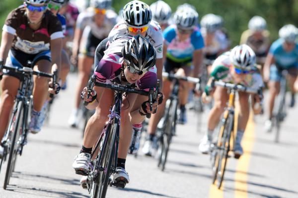 In the second-to-last lap, the peloton's pace was significiantly increased, resulting in several splits.