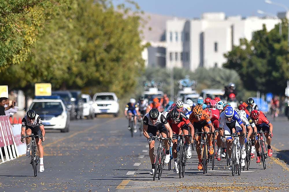 Edvald Boasson Hagen (Dimension Data) took up the sprint from a way out
