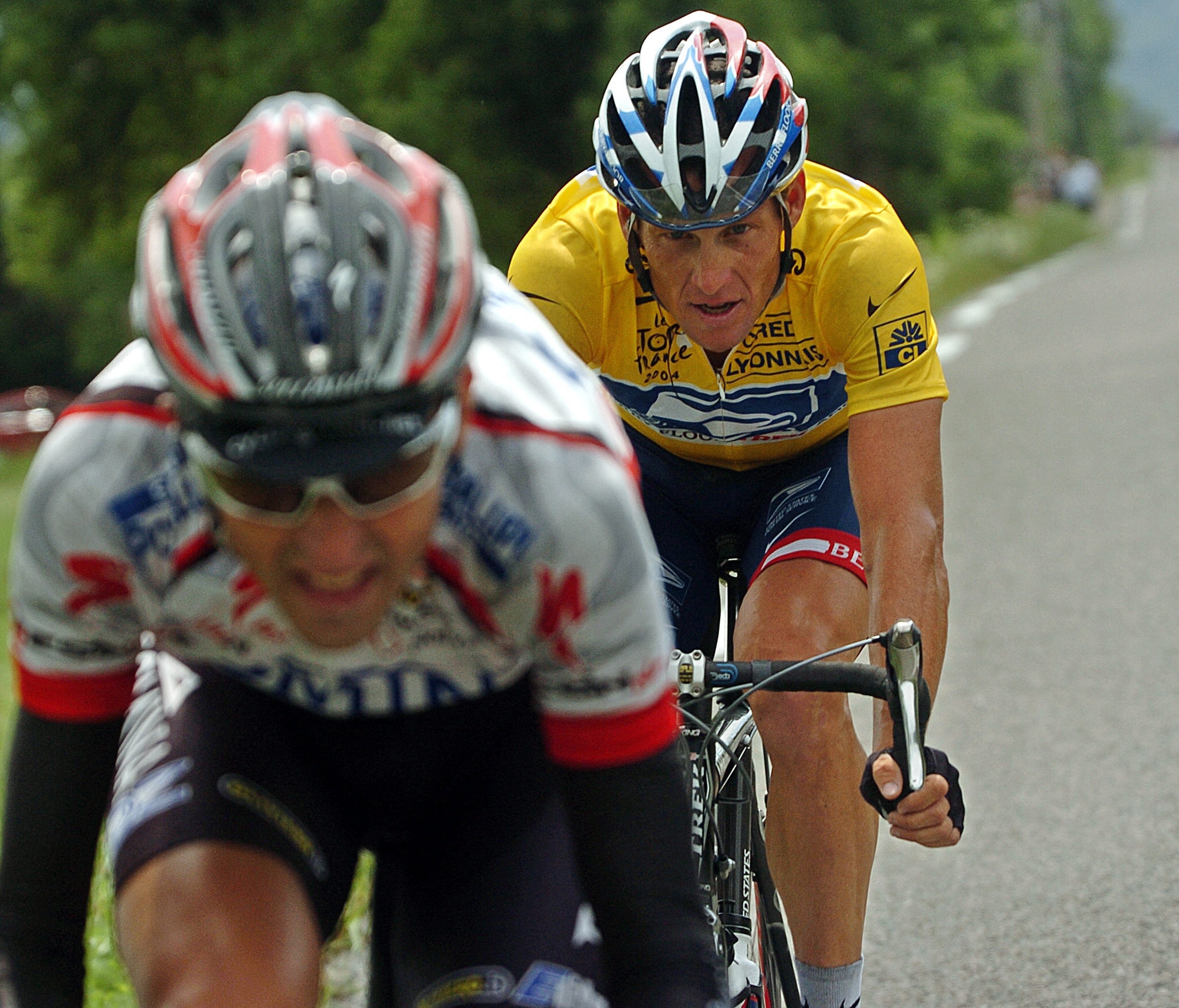 Lance Armstrong follows Italian Italian Filippo Simeoni on the 18th stage of the 2004 Tour de France