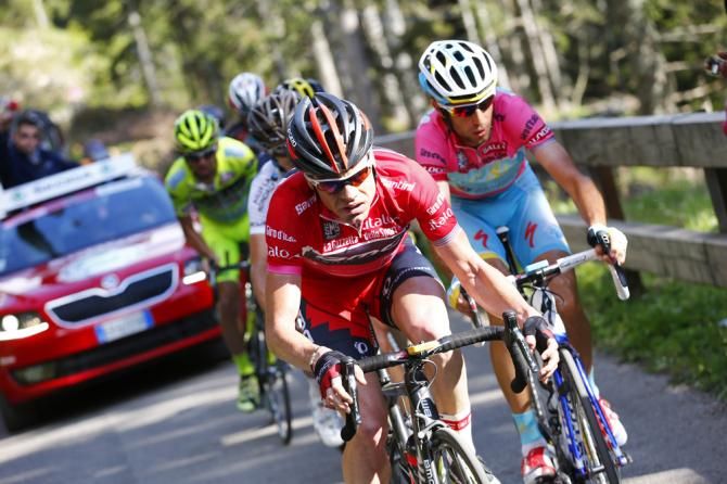Cadel Evans tries to crack Vincenzo Nibali