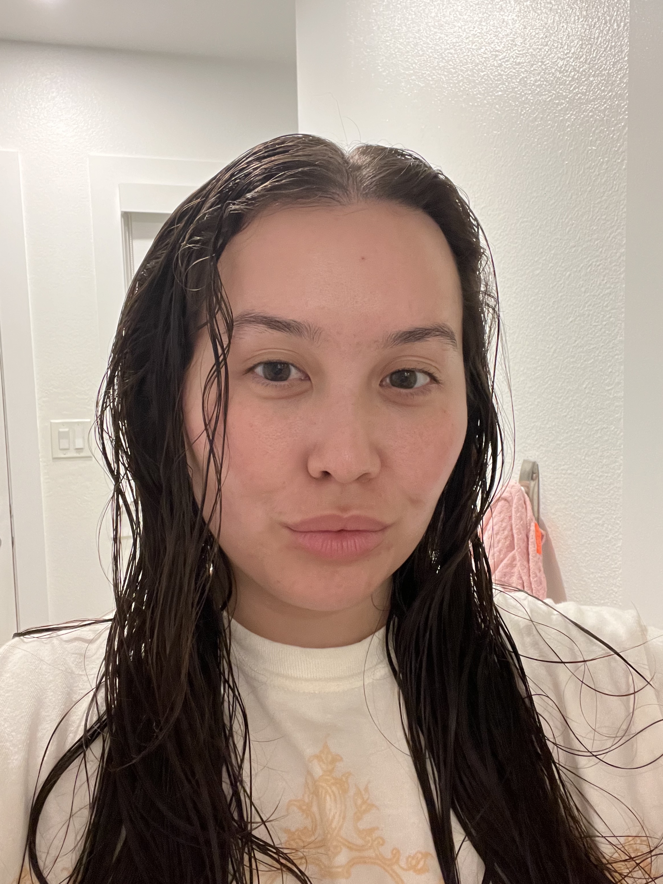 Catharine Malzahn mit nassem Haar, bevor sie den Drybar Reserve Blow Dryer testet