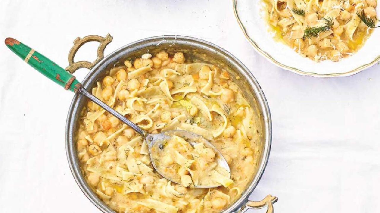 Pasta and chickpeas with fennel and lemon