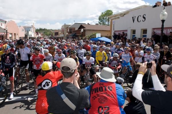 The press mobs the start line
