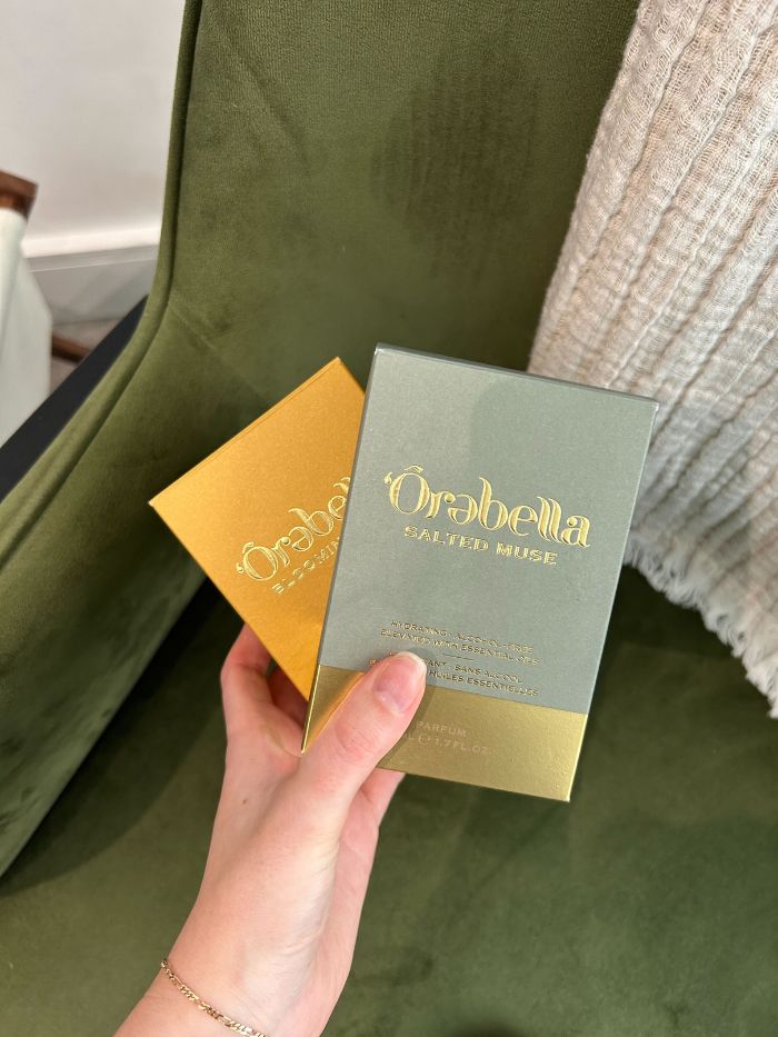 Grace Lindsay, editora de belleza junior, prueba los perfumes Orebella