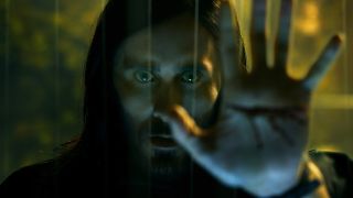 Jared Leto levanta la mano a la cámara en la película de Morbius de Sony Pictures
