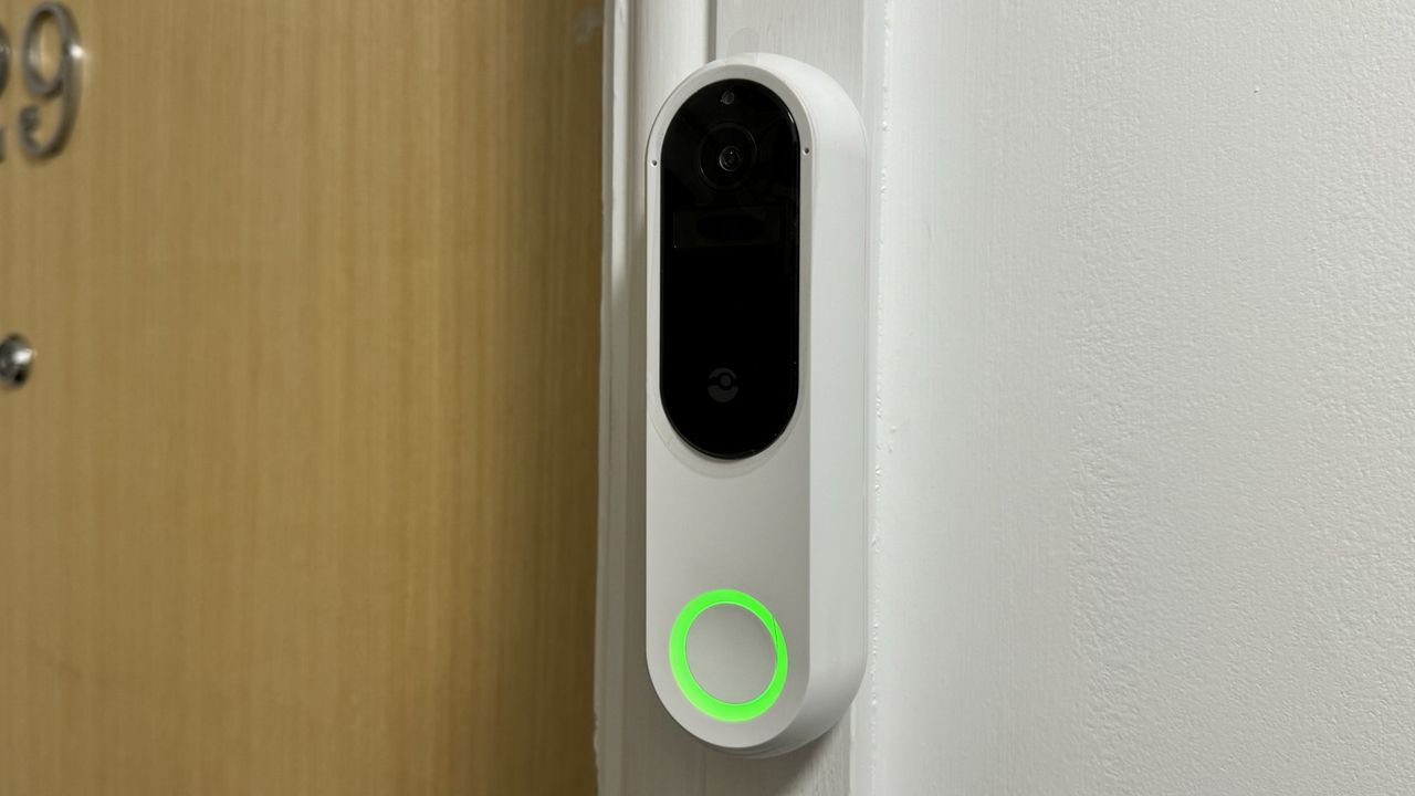 Doro Hemma Doorbell beside a front door