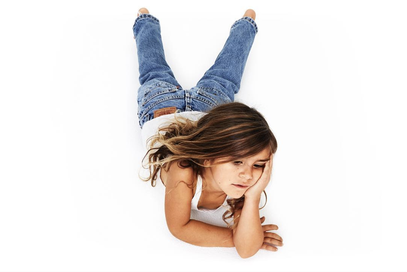 Arm, Beauty, Hand, Leg, Finger, Gesture, Joint, Jeans, Wrist, Photography,