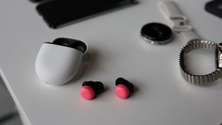 Google Pixel Buds Pro 2 en rose, sur un bureau