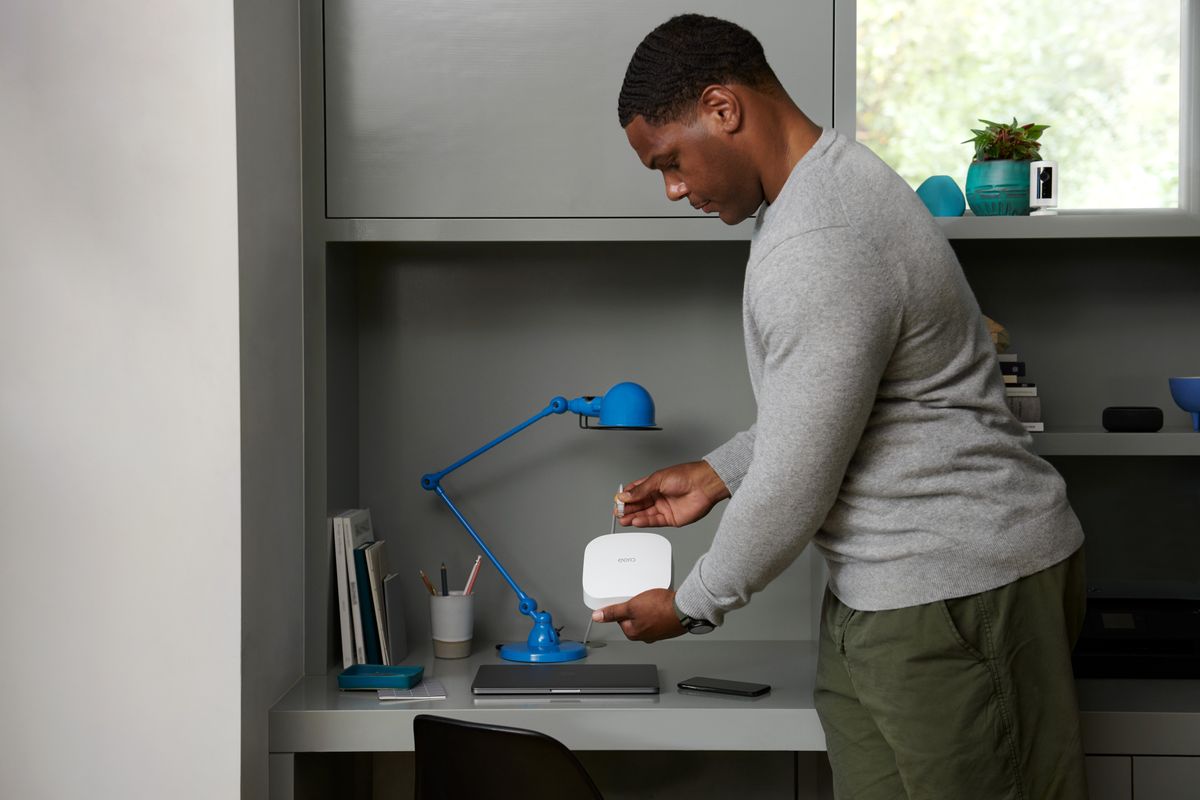 An eero device being plugged in.