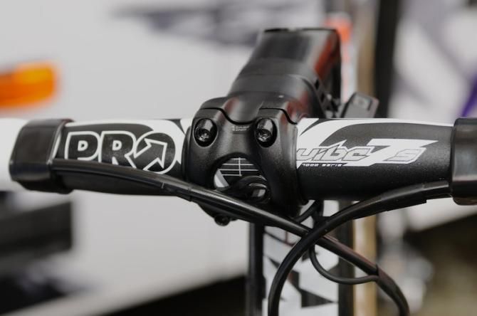 PRO's Vibe 7s bar and the 85mm 30 degree negative rise stem