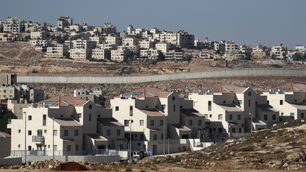 Israel&#039;s border wall separates a Jewish settlement in East Jerusalem from the Palestinian West Bank