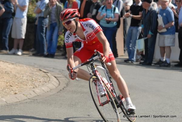 Nicolas Edet continued the aggression from the Cofidis team.