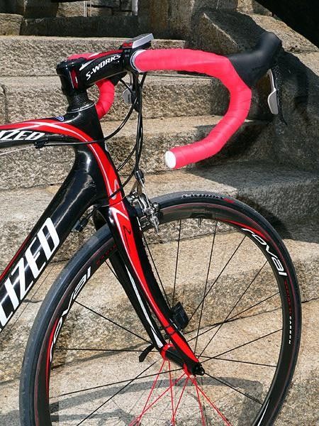 The oversized and tapered head tube flows smoothly into the new SL2 fork.
