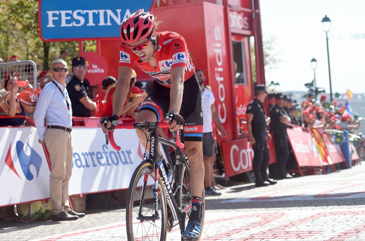 Tom Dumoulin loses the red to Esteban Chaves