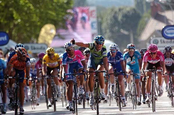 The yellow jersey of Cancellara was spotted right behind the sprinters