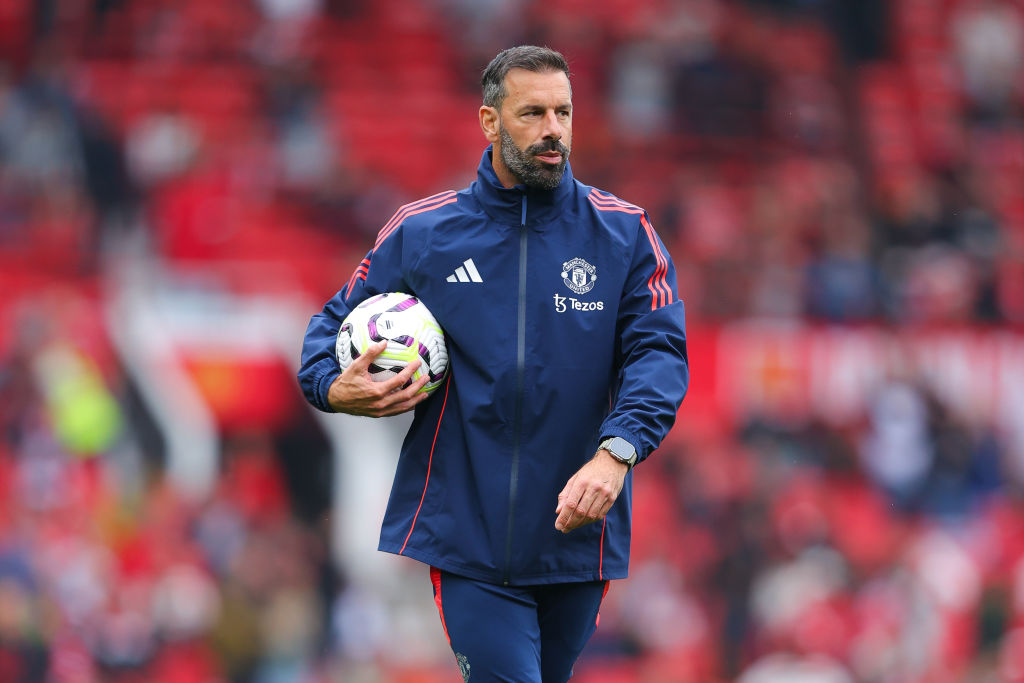 MANCHESTER, INGHILTERRA - 1 SETTEMBRE: L'allenatore del Manchester United Ruud Van Nistelrooy durante la partita di Premier League tra Manchester United FC e Liverpool FC all'Old Trafford il 1 settembre 2024 a Manchester, Inghilterra. (Foto di James Gill - Danehouse/Getty Images)