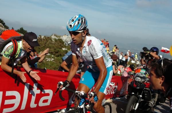 Ezequiel Mosquera (Xacobeo-Galicia) on the steep Pena Cabarga.