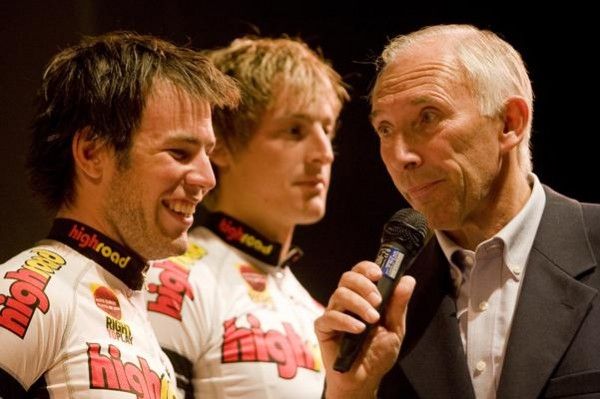 Mark Cavendish has a laugh with Phil Liggett.