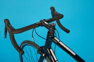Handlebars of the Pinnacle Laterite 2 which is pictured on a blue blackground