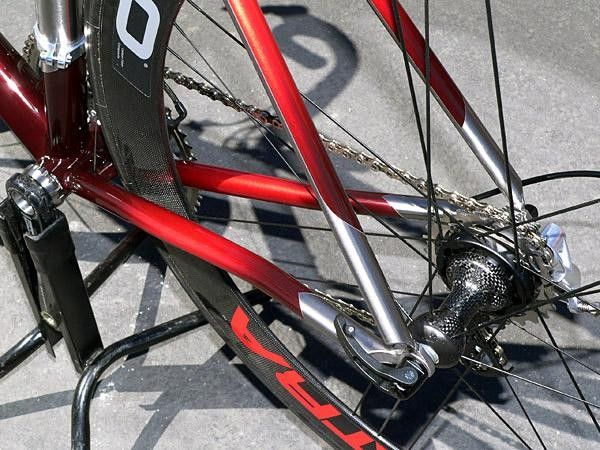 Asymmetrical chain stays