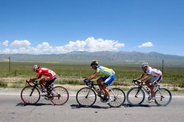 The leading trio make their way over the Qinghai-Tibet plateau.