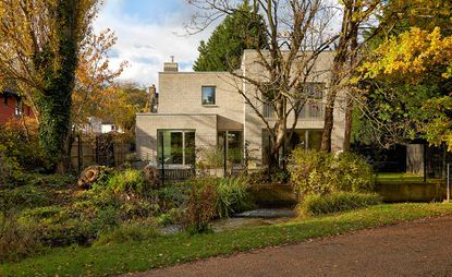 Nestled in a verdant plot – a former brownfield site – in London’s Lewisham, Park House is the latest residential offering by 31/44 Architects