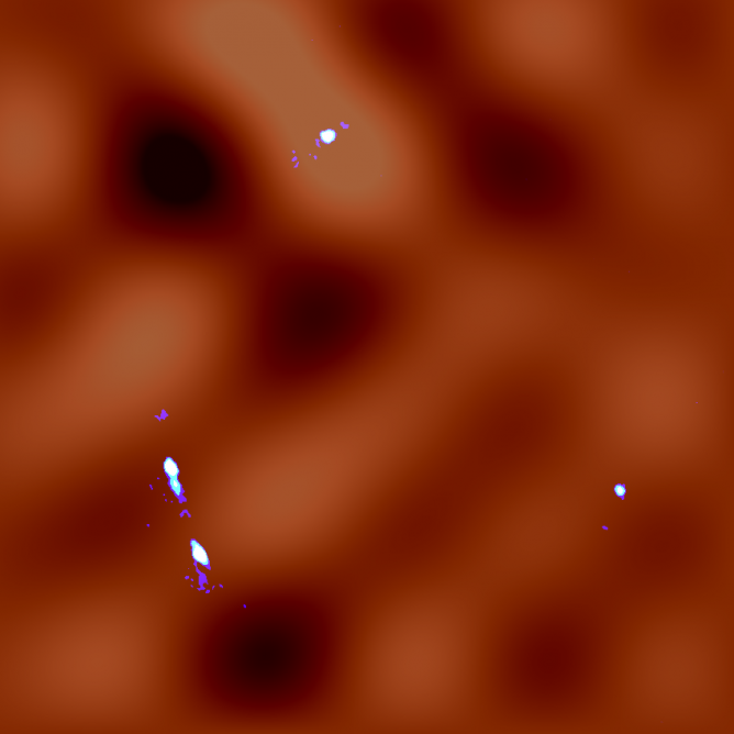 Fluctuaciones en la materia oscura detectadas por ALMA con manchas de color naranja claro que representan áreas de materia oscura densa y manchas oscuras que indican grupos de materia oscura de baja densidad.  Las franjas azules son el cuásar con lentes gravitacionales MG J0414+0534.