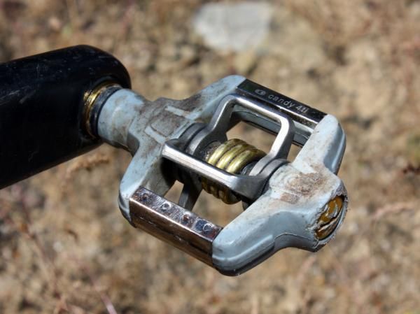 Schnell continues to use crankbrothers' previous-generation Candy 4ti pedals.