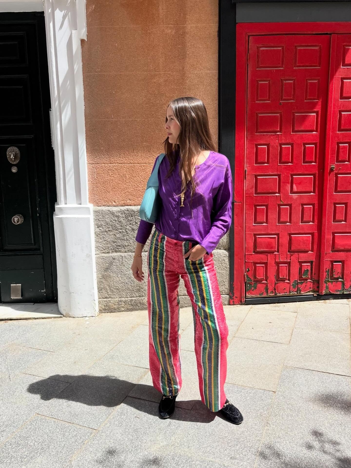 Spanish woman wearing striped jeans, a summer 2026 trend.