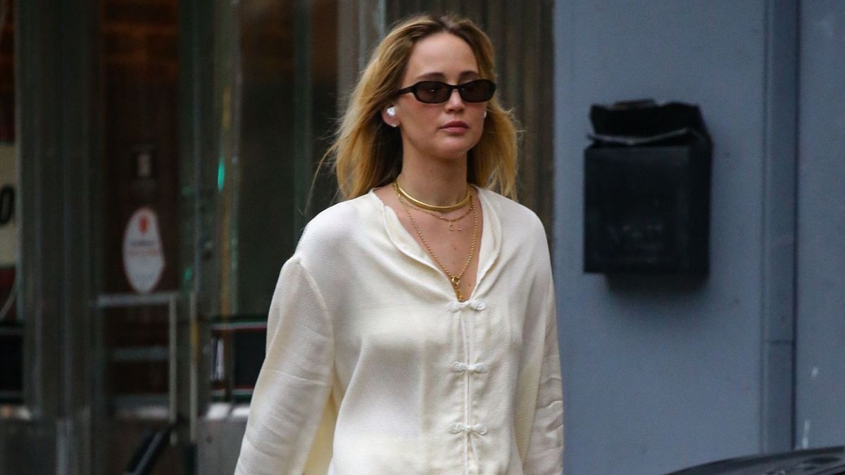 Forget Trying Hard—J.Law Just Wore the Throw-On Matching Set and Flats I Also Want to Wear RN